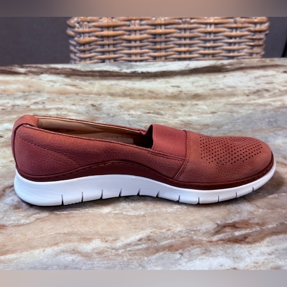 Women’s VIONIC Roxan rose leather sneakers. Size 8.5 - Picture 6 of 8